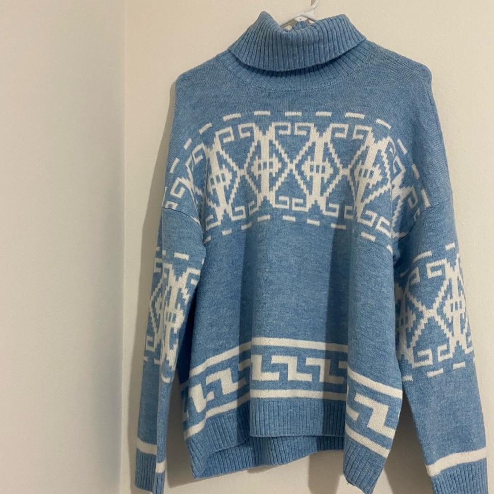CeCe Blue and White Geometric Turtleneck Sweater